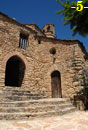 HASTIAL DE PONIENTE Y PUERTA DE LA ANTIGUA MURALLA.