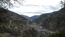 SANT JULI&Agrave; DE L&Ograve;RIA DESDE EL SENDERO DE ACCESO A SANT MART&Iacute;.