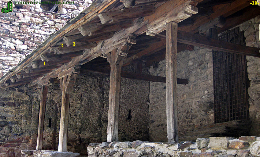 P&Oacute;RTICO FACHADA NORTE.