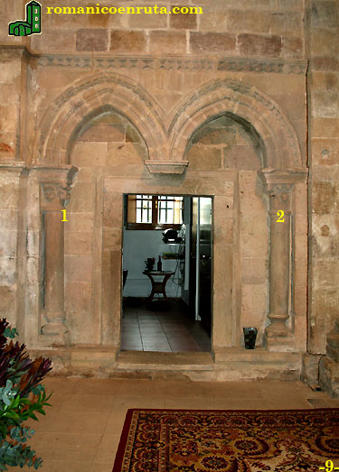 LADO DERECHO DEL PRESBITERIO.