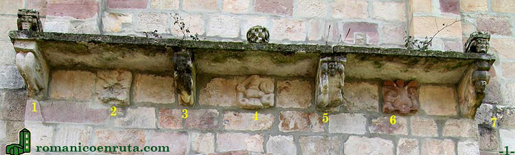 CORNISA DE LA PUERTA, MURO NORTE: CANECILLOS Y METOPAS.