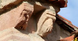 ESQUINAL MURO SUR SOBRE LA SACRIST&Iacute;A: CANECILLOS.