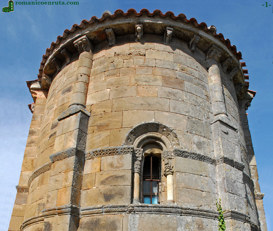 &Aacute;BSIDE: CUERPO SUPERIOR DE LA CALLE CENTRAL.