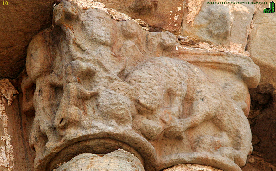 CAPITEL COLUMNAS GEMINADAS DE LA IZQUIERDA: LA CAZA DEL OSO.