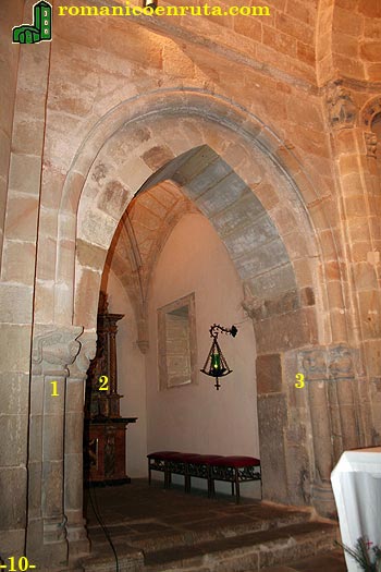 TRAMO RECTO DEL PRESBITERIO: ACCESO A LA CAPILLA LATERAL.