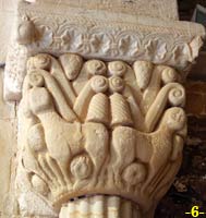 ARCO TRIUNFAL: CAPITEL IZQUIERDO.