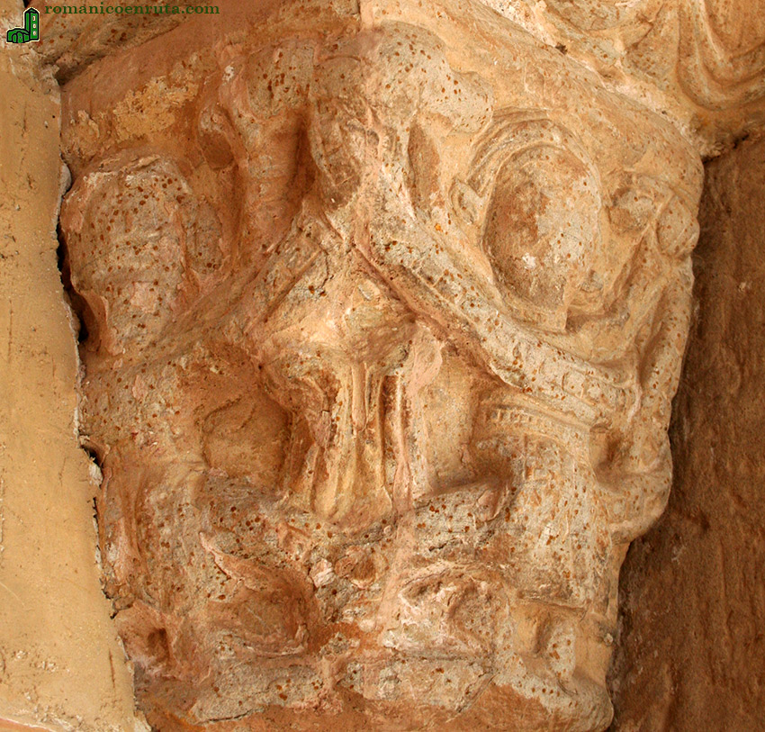 CAPITEL DERECHA.