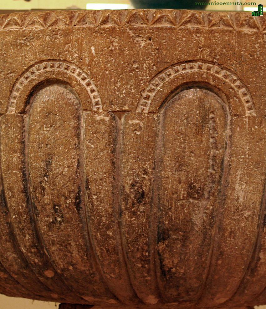PILA. DETALLE DE LA DECORACIÓN.