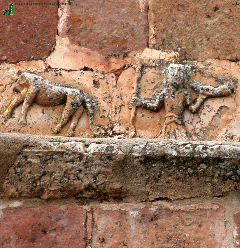 RELIEVE: PERSONAJE CON LANZA y CUERNO y ANIMAL.