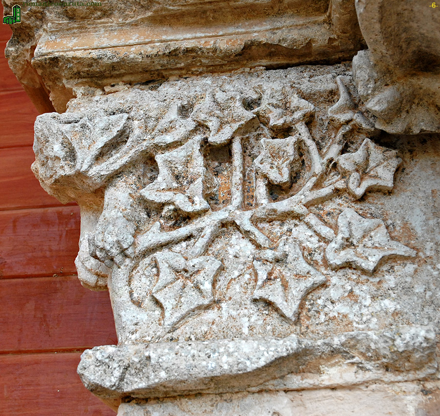 CAPITEL DERECHO. DECORACI&Oacute;N VEGETAL.