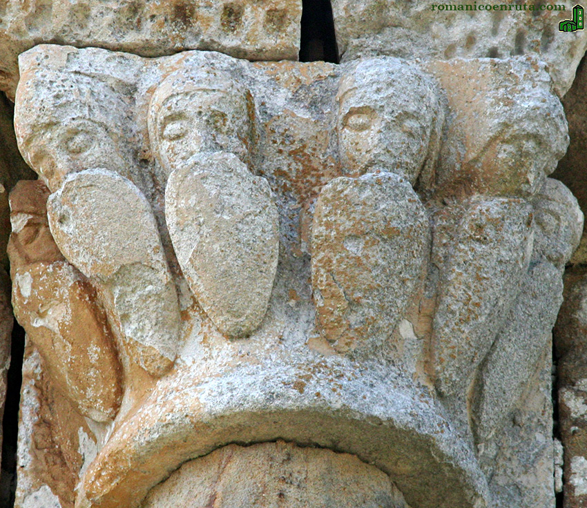 CAPITEL. SOLDADOS PROTEGI&Eacute;NDOSE CON LOS ESCUDOS.