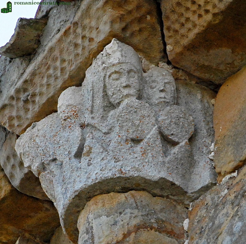 CAPITEL. SOLDADOS CON RODELA y CASCO.