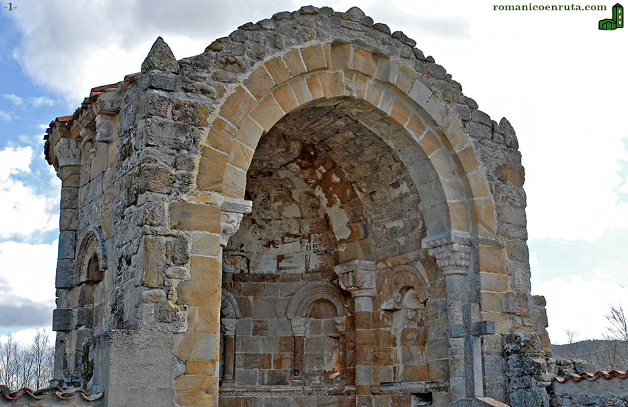 CABECERA. VISTA DESDE EL NOROESTE.