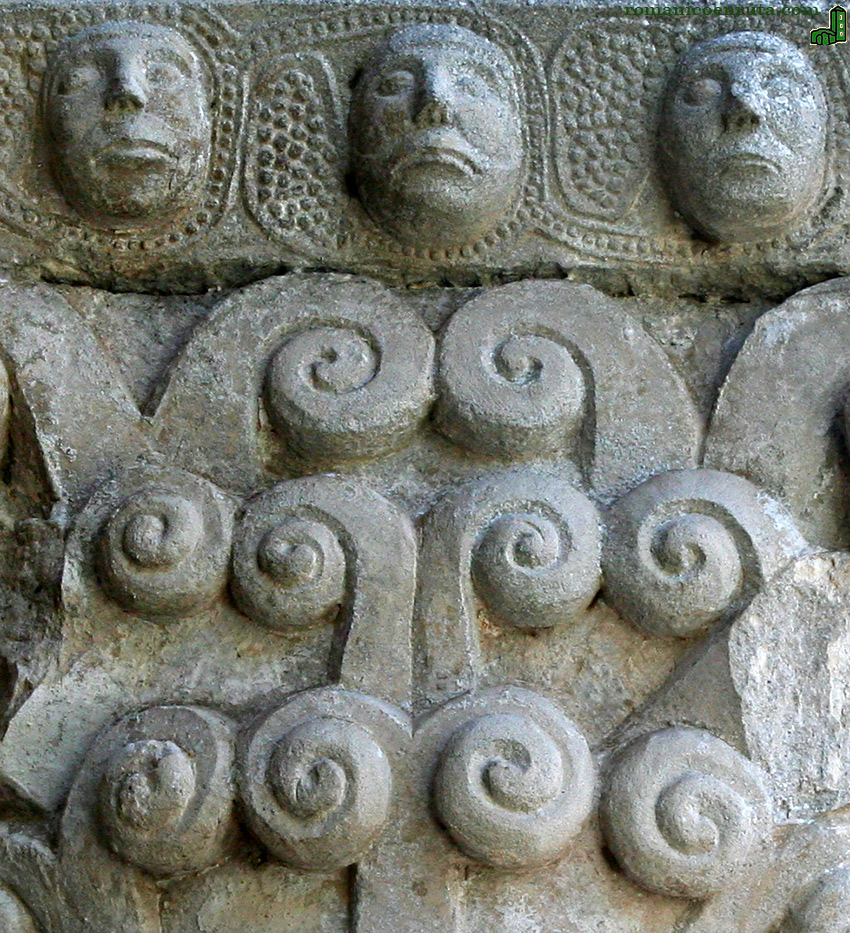 DETALLE DE LA CESTA DEL CAPITEL DEL ARCO TRIUNFAL.