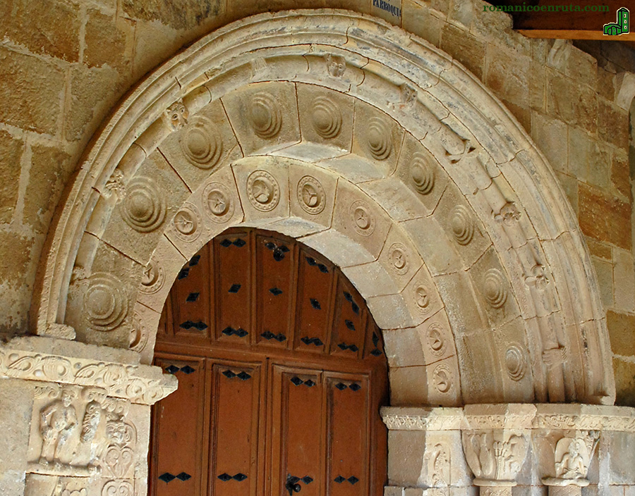 ARQUIVOLTAS y CAPITELES. VISTA LATERAL.