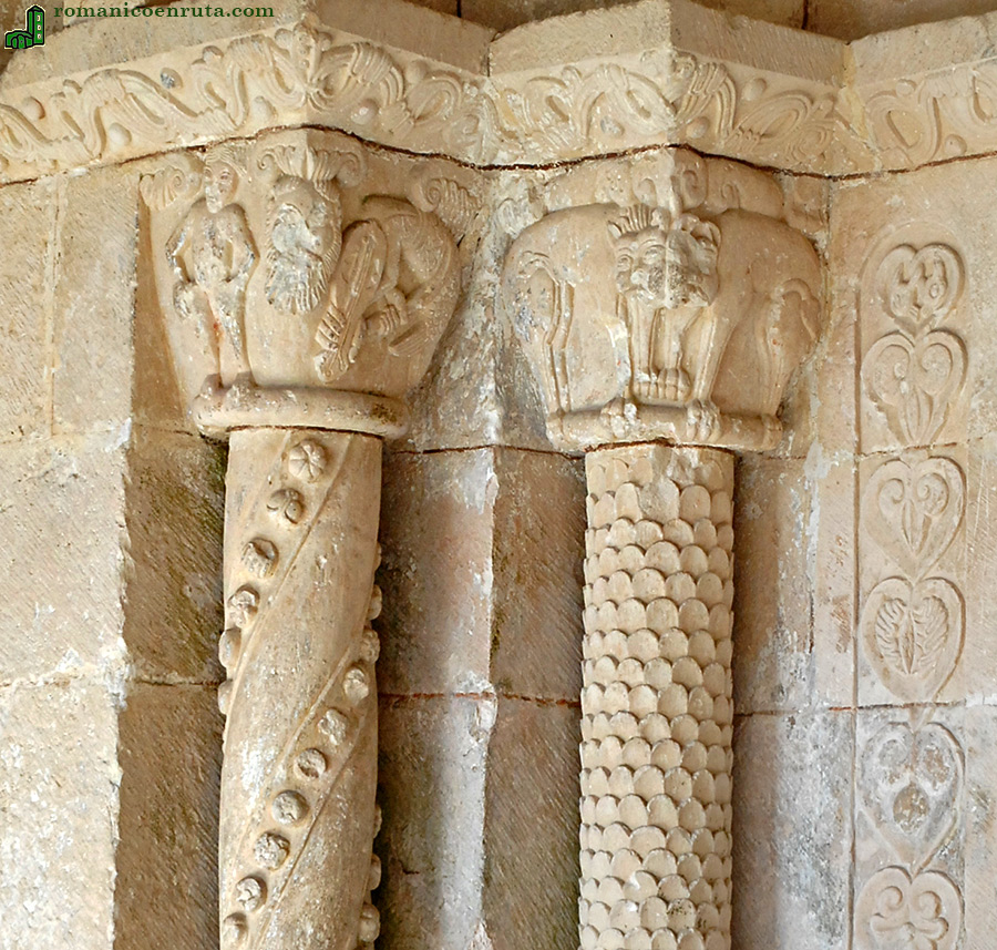 COLUMNAS y CAPITELES DE LA PORTADA SUR.
