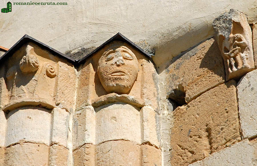 CAPITELES DE LAS COLUMNAS y CAN DEL &Aacute;BSIDE.
