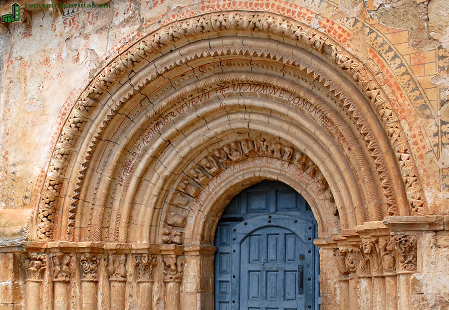 VISTA LATERAL DE ARQUIVOLTAS y CAPITELES.