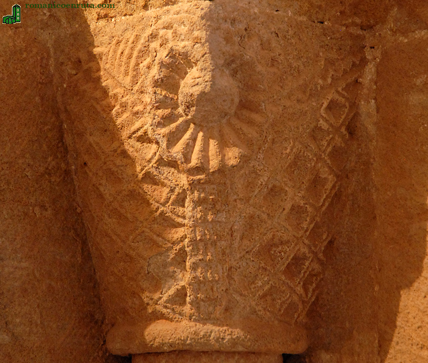 CAPITEL EXTERIOR DERECHO. DETALLE DE LA CESTA.