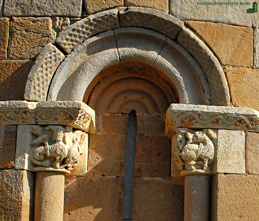 ARCO y CAPITELES DELA VENTANA SUR.