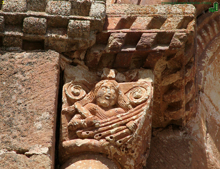 CAPITEL IZQUIERDO VENTANA CENTRAL. HOMBRE BARBADO CON ESPADA.