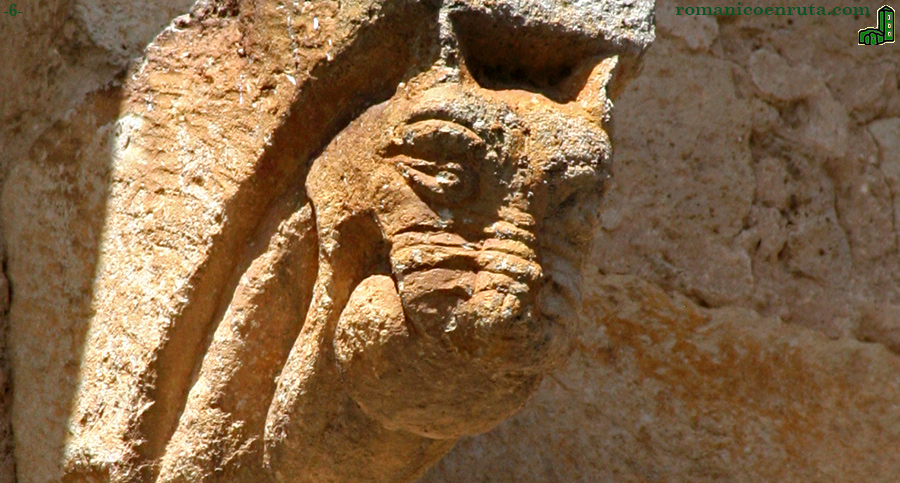 MONSTRUO QUE ENGULLE A UN HOMBRE.