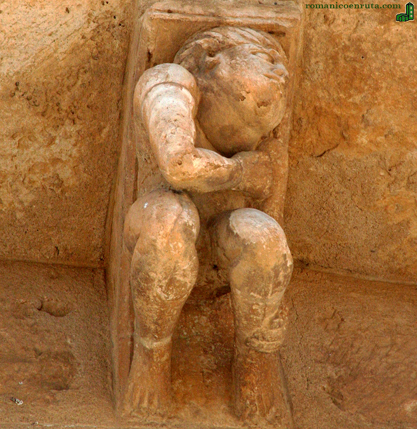 FIGURA MASCULINA SENTADA.