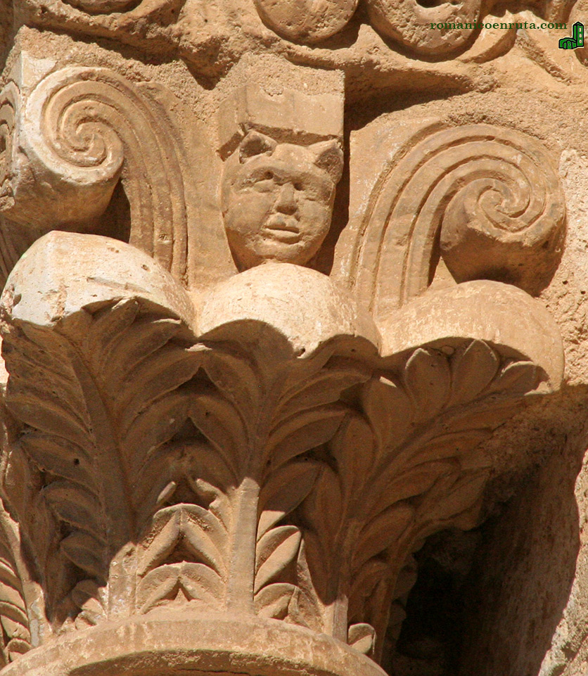 CAPITEL VENTANA IZQUIERDA. DETALLE.