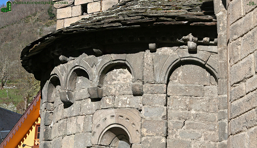 ABSIDIOLA SUR. VENTANA NORTE y ARCUACIONES.