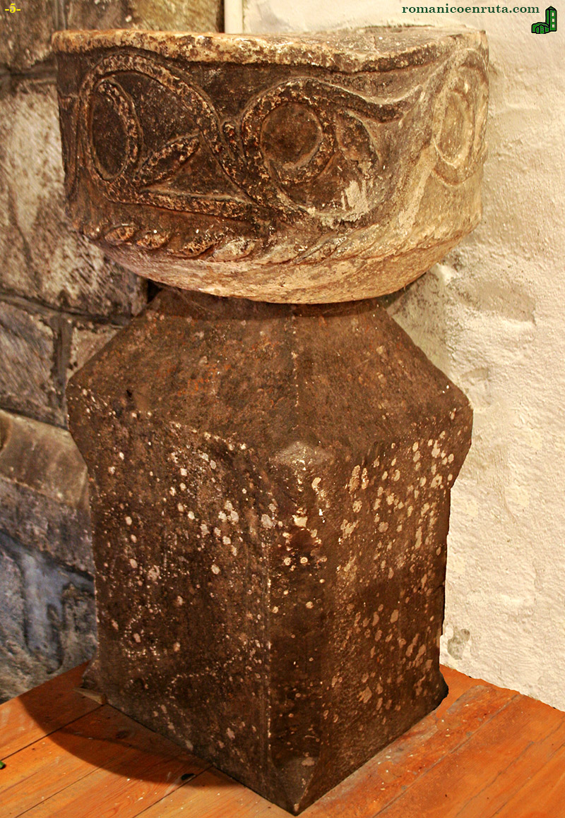 PILA DE AGUA BENDITA.