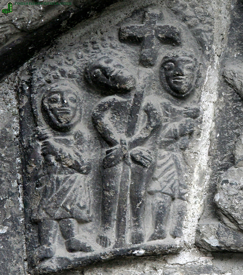 PERSONAJE CON CRUZ y DOS GUARDIANES.