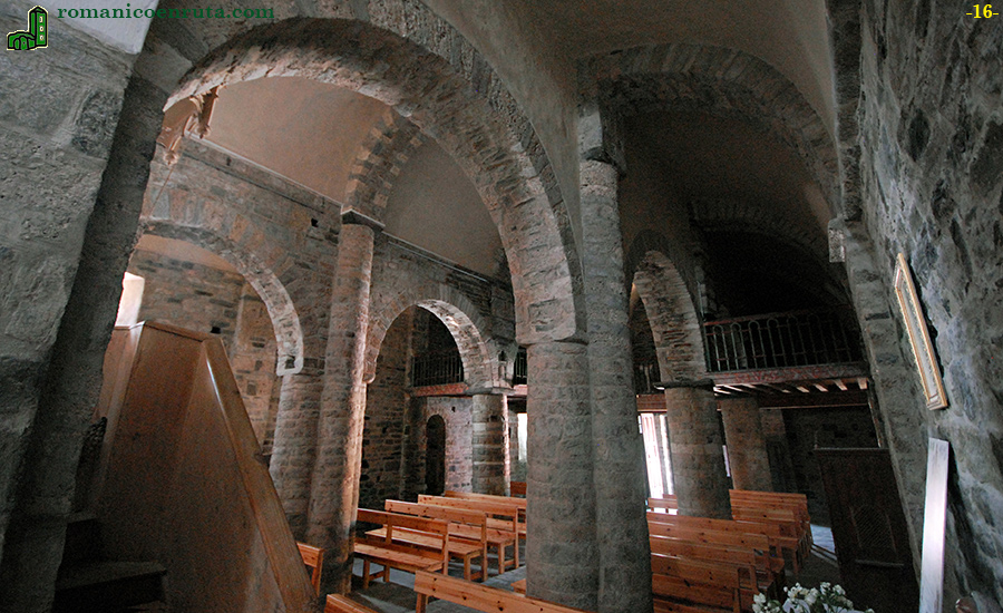 NAVES VISTAS DESDE ESQUINA NORTE DE LA CABECERA.