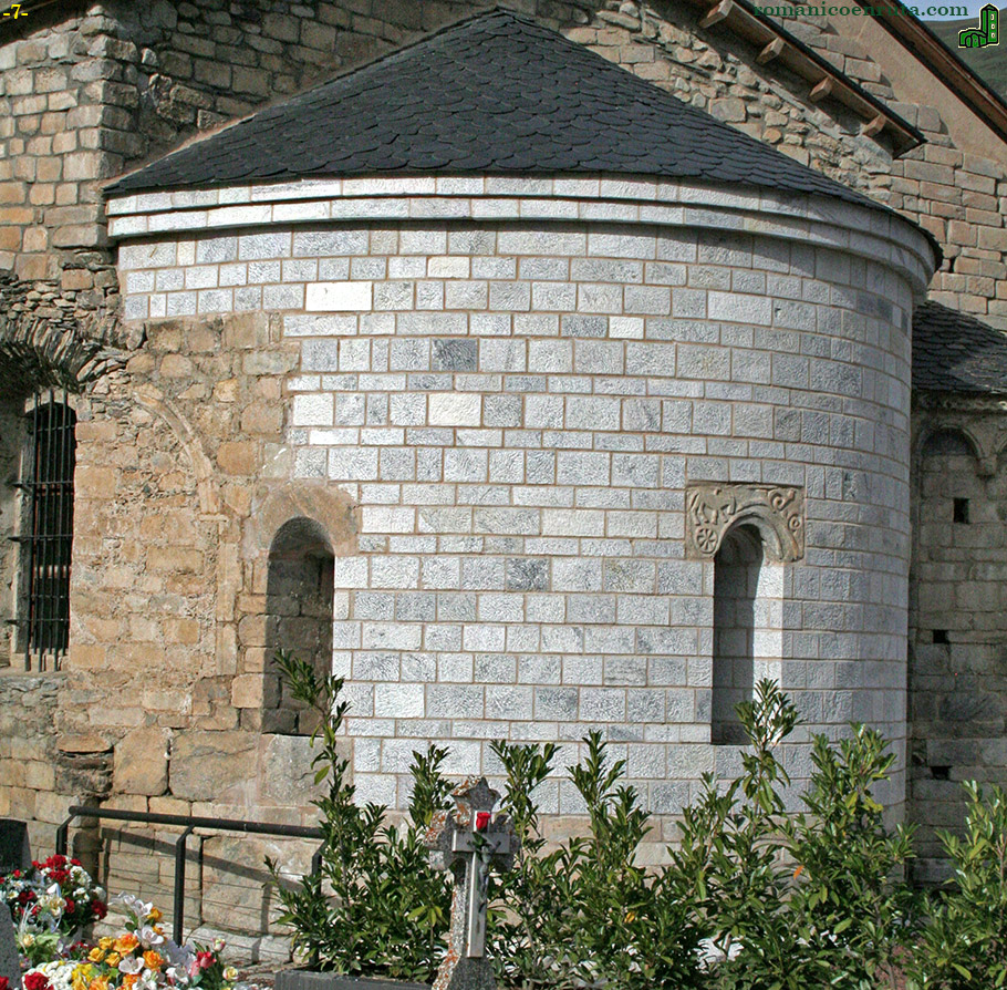 ÁBSIDE DESDE EL SURESTE.