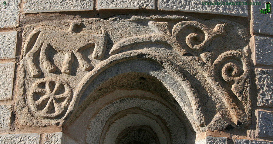 PIEDRA QUE REMATA LA VENTANA CENTRAL.