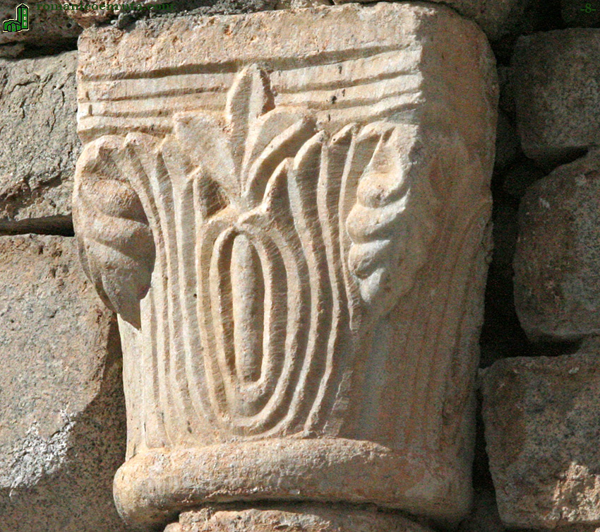 CAPITEL DE LA SEMICOLUMNA CENTRAL.