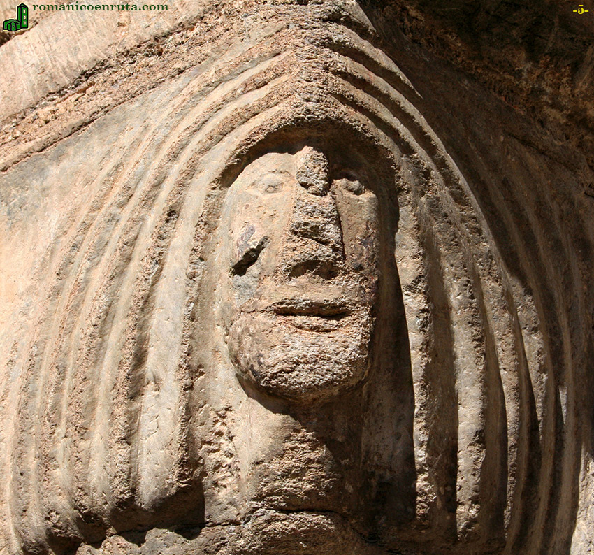 CAPITEL EXTERIOR IZQUIERDO: ROSTRO CON LARGA CABELLERA.