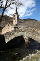 PUENTE E IGLESIA PARROQUIAL.