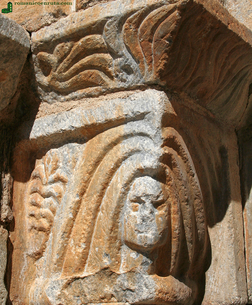 CAPITEL EXTERIOR IZQUIERDO.