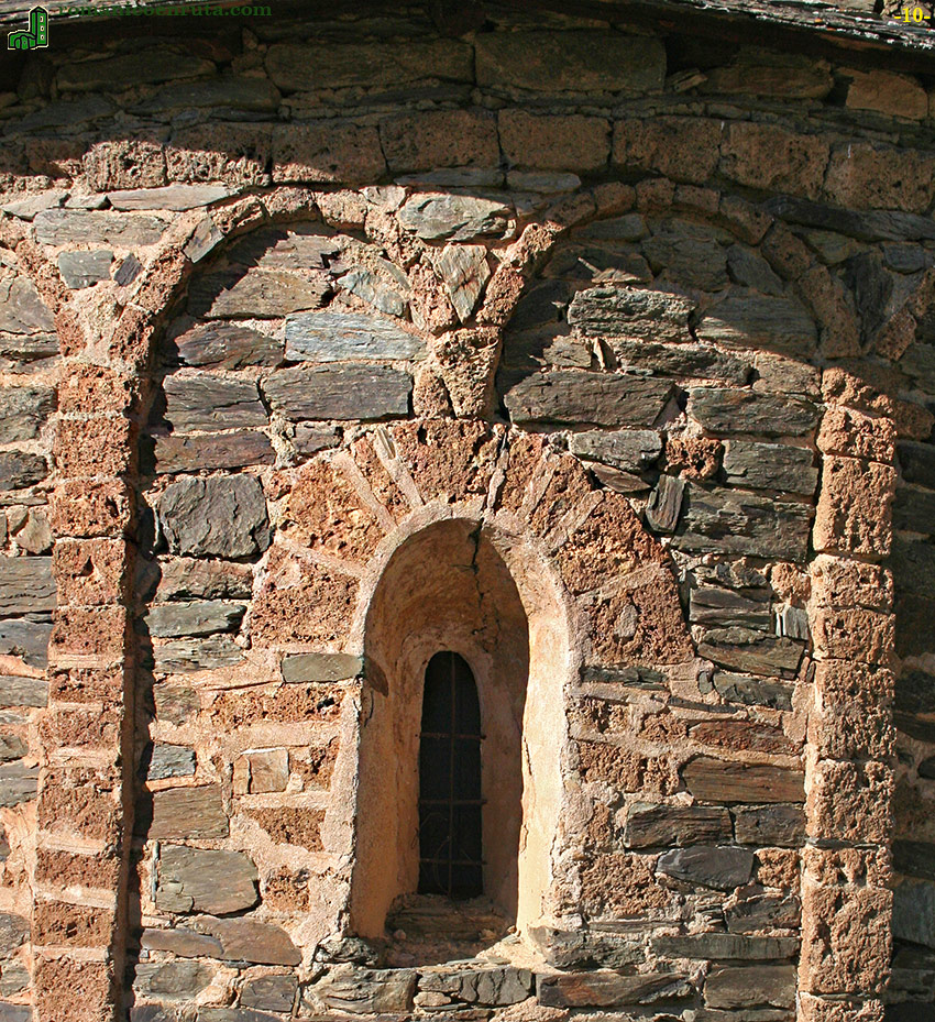 VENTANA CENTRAL, ARQUILLOS y LESENAS.