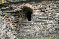 VENTANA ABSIDAL Y PUERTA TAPIADA.