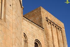 VISTA DEL BRAZO DEL TRANSEPTO Y DE LA TORRE.
