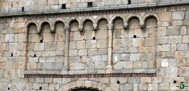 ARQUER&Iacute;A CIEGA SOBRE LA PORTADA NORTE.