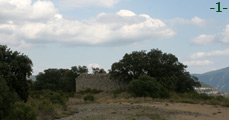 PISTA DE ACCESO CON SANT FELIU AL FONDO.