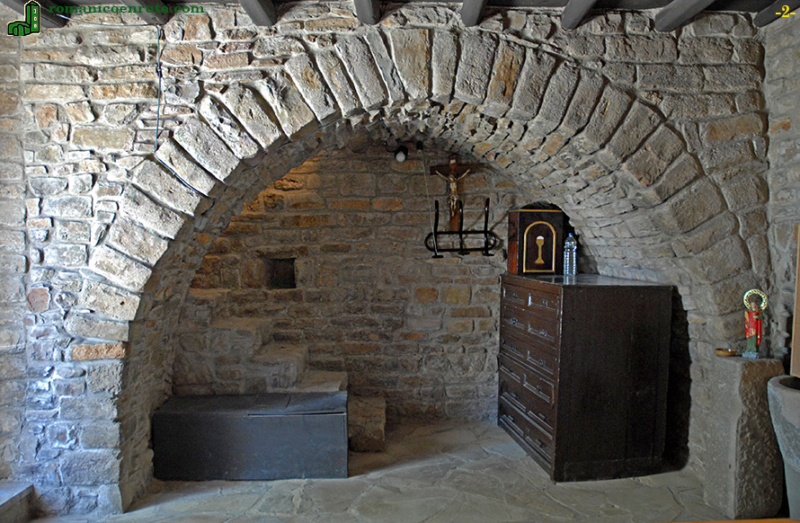 INTERIOR. LADO DE PONIENTE Y ESCALERA DE ACCESO AL CORO ALTO.