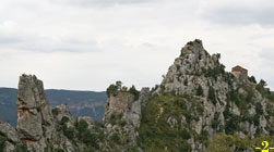 RESTOS DEL CASTILLO. LA ERMITA AL FONDO.