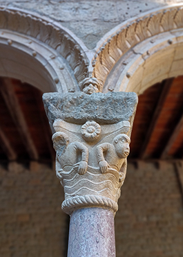 RIPOLL. CAPITEL DEL CLAUSTRO.
