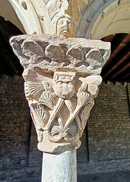 RIPOLL. CAPITEL DEL CLAUSTRO.